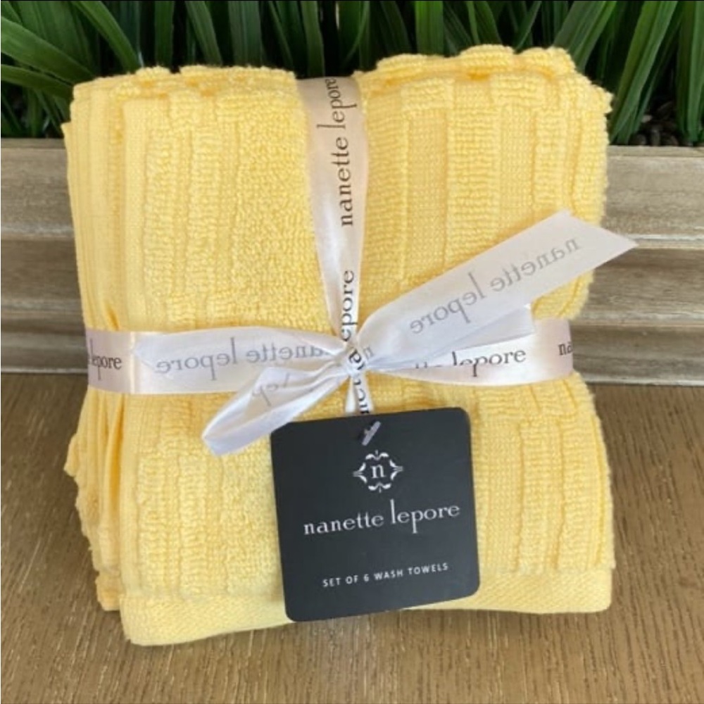 New
Nanette Lepore Set of 4– Wash towels 🌼